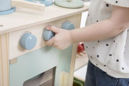 Εικόνα της LITTLE DUTCH. Ξύλινη κουζίνα παιχνιδιού με 8 αξεσουάρ (φυσικό-απαλό πράσινο)
