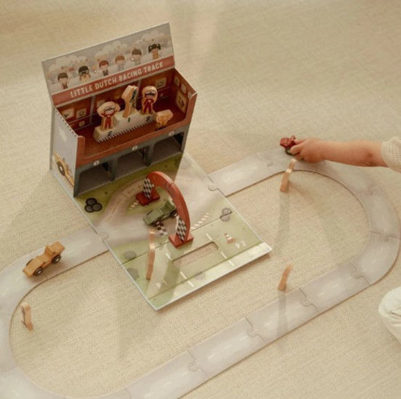 Εικόνα της LITTLE DUTCH. Βαλιτσάκι παιχνιδιού με πίστα αγώνων FSC