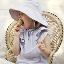 Εικόνα της Elodie Details Αδιάβροχη Σαλιάρα Υφασμάτινη με Αυτοκόλλητο & Τσέπη Lavender